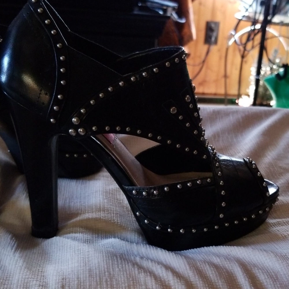 Shoes - Picture 6 of 8